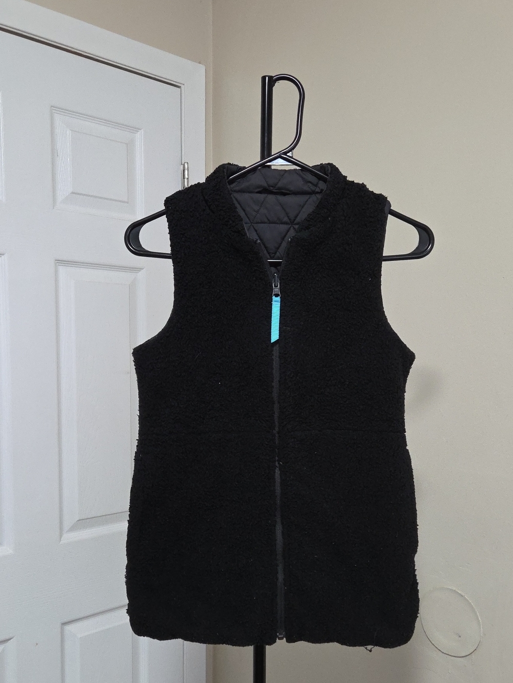 Ivivva Reversable Black Sherpa Vest with Aqua Zipper Pull
